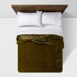 New Opalhouse Green Velvet  and Satin Tufted Stitch Quilt Comforter King Size